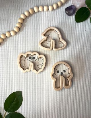 Vykrajovátka na cokoliv, čím si ozdobíte hrneček s čajem nebo horkou čokoládou? Máme! 🙌 Tématicky do strašidelně krásného...