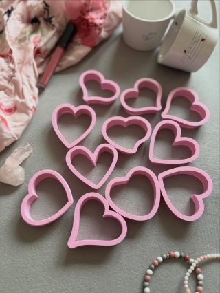 Love is in the air.... 💜 U nás rozhodně jo! 🤩 a na e-shop postupně přibývají další láskyplná vykrajovátka! 🤩 A to nejlepší...